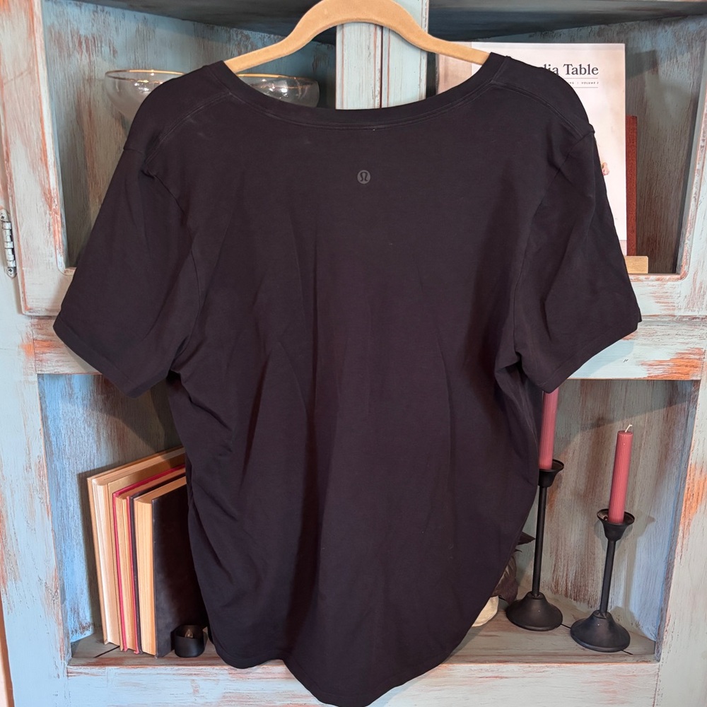 Lulu size 10.  V neck t shirt - Picture 4 of 8